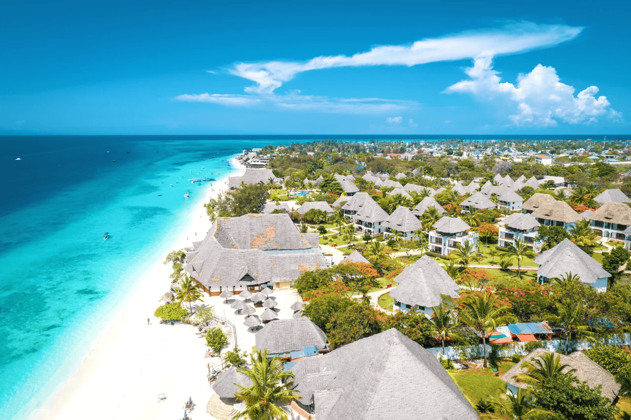 Vue aérienne du littoral et des hébergements à Zanzibar